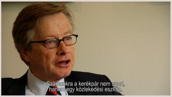 A holland nagykövet is bringázik a munkába