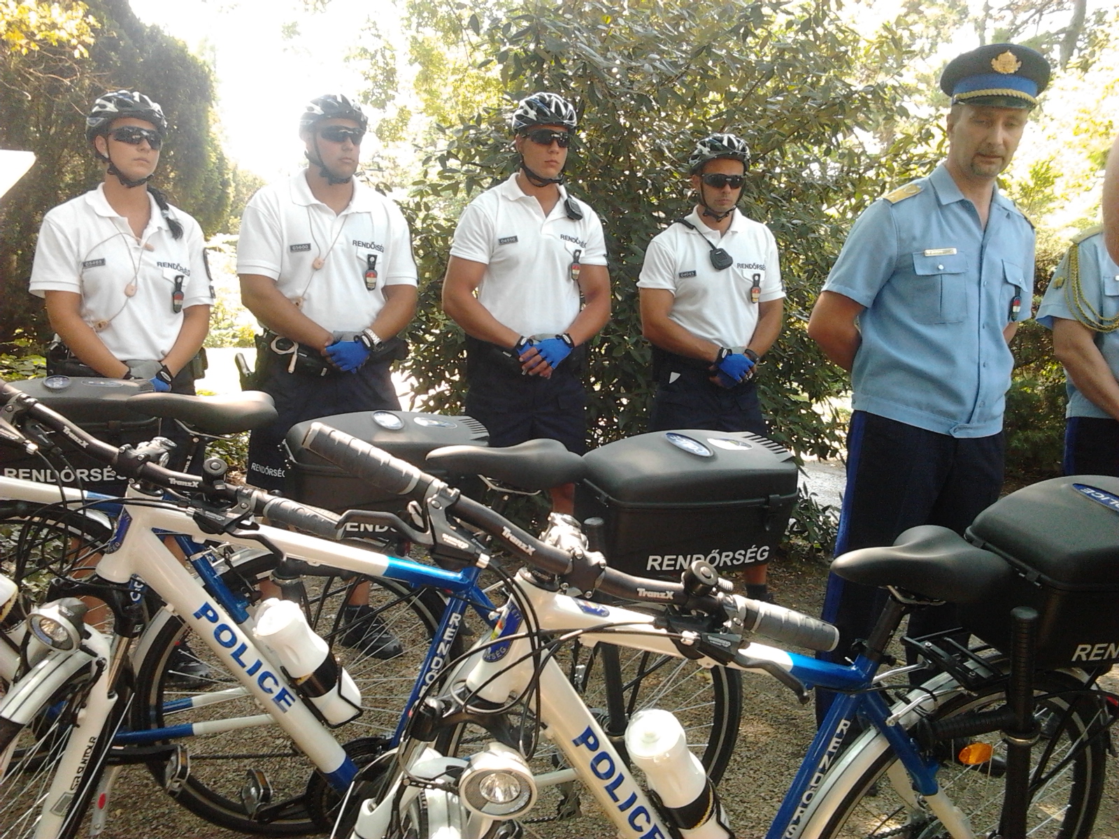 Üdvözöljük a kerékpáros rendőröket Budapest utcáin