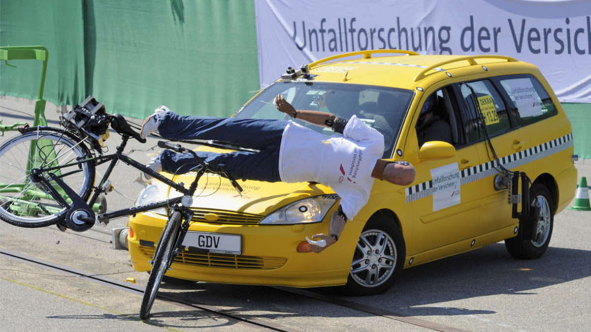 A német biztosítók balesetkutatói szerint a kerékpár az úttestre való