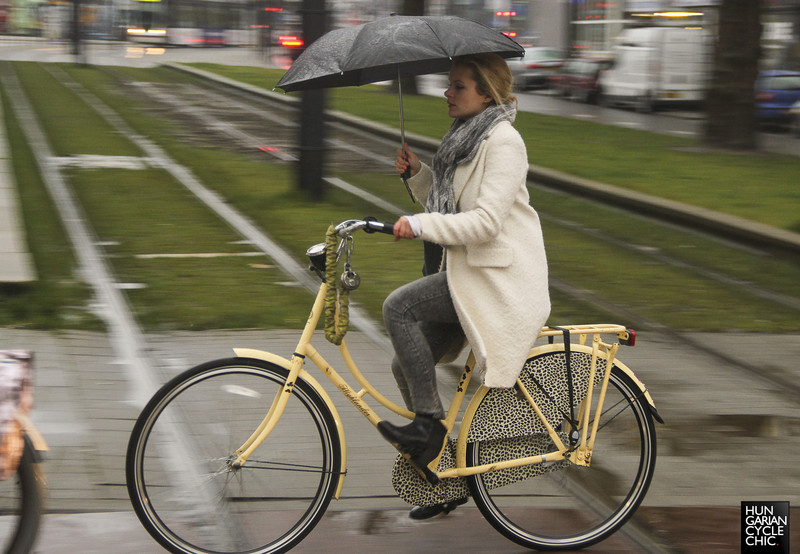 Esőben gyorsabban zöldre váltó bringás lámpa Rotterdamban