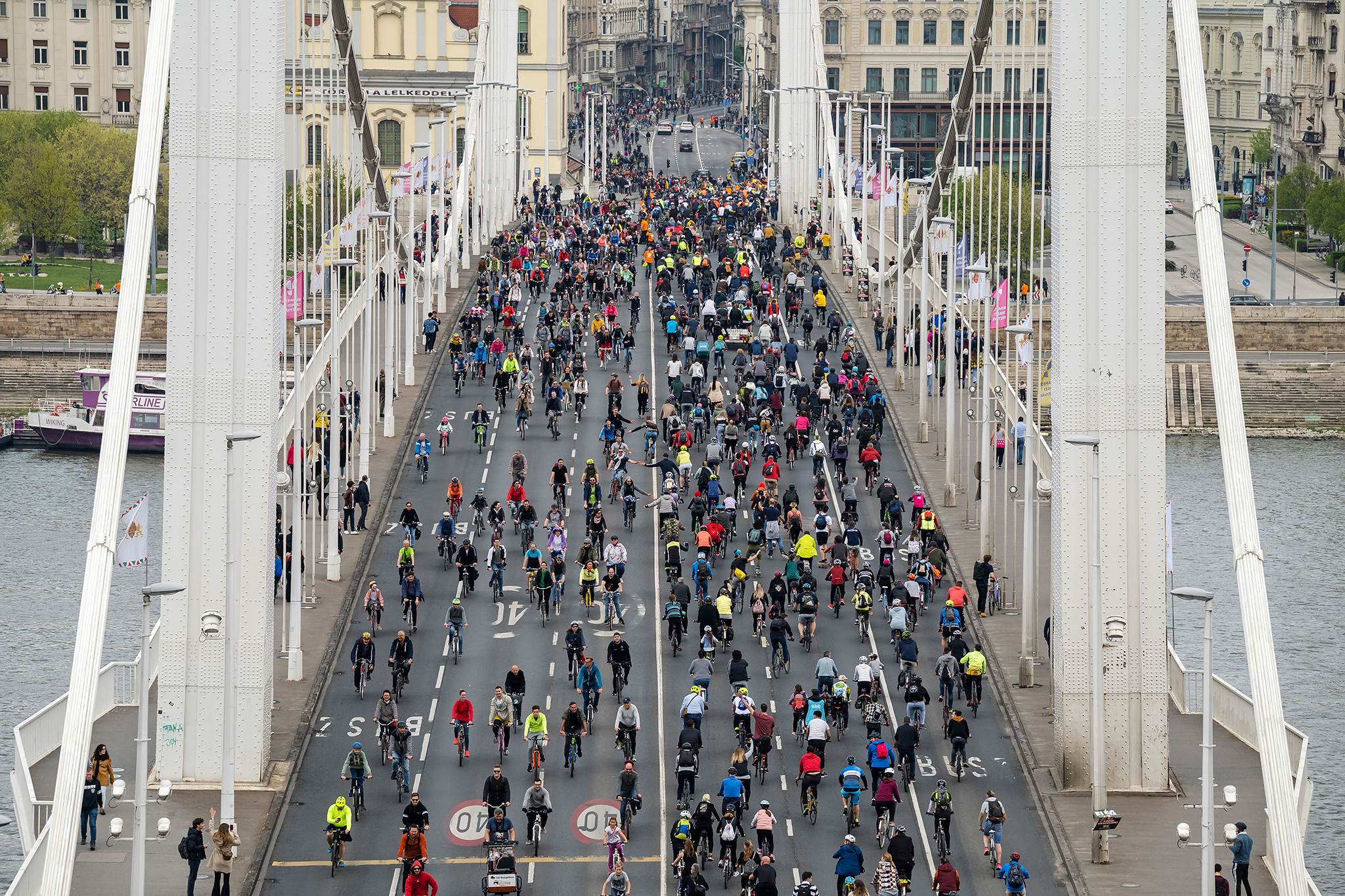10000-en tekertünk az átjárható Lánchídért és metrópótlás utáni kerékpársávokért a I bike Budapest bringás felvonuláson